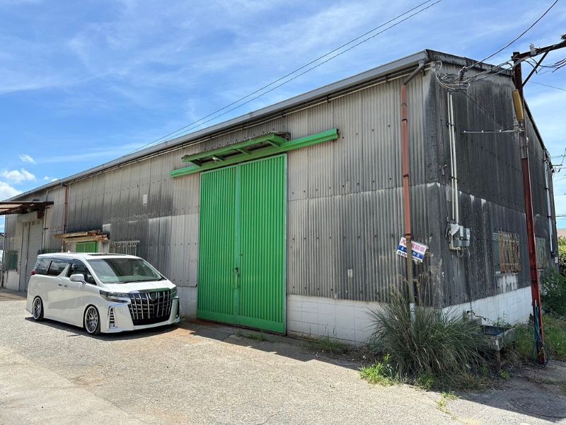 倉庫外壁塗装の施工前(経年劣化した波板外壁)