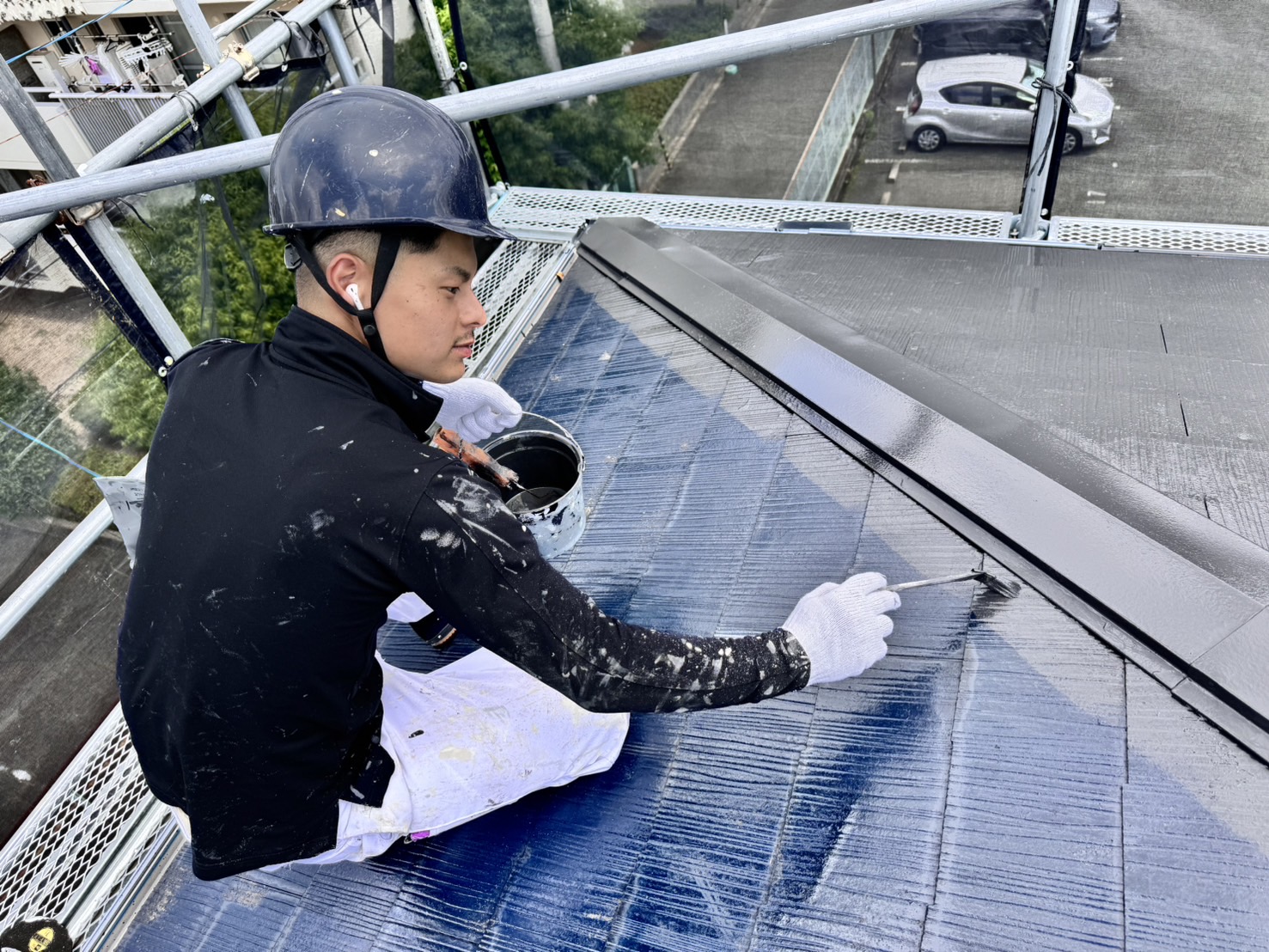 代表・柴田による屋根塗装の作業風景｜完全自社施工